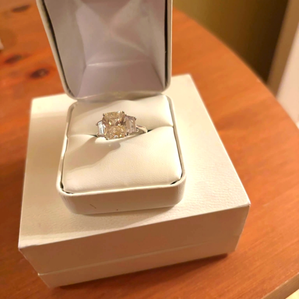 🩷 3 Square CZ & 925 Sterling Silver, Sz 8